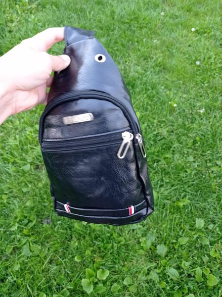 Картинка Кожаная сумка-слинг через плечо бананка черная