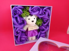 Картинка Подарочный набор роз и мишка в коробке ароматическое мыло