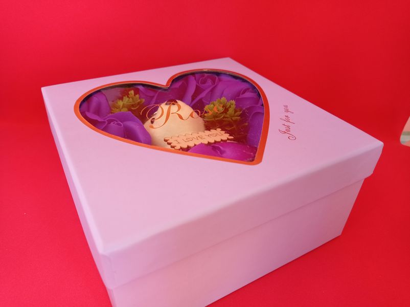 Картинка Подарочный набор роз и мишка в коробке ароматическое мыло